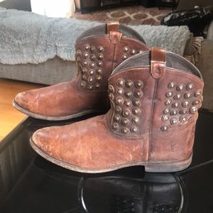 Frye ‘Wyatt Disc’ short studded distressed boot